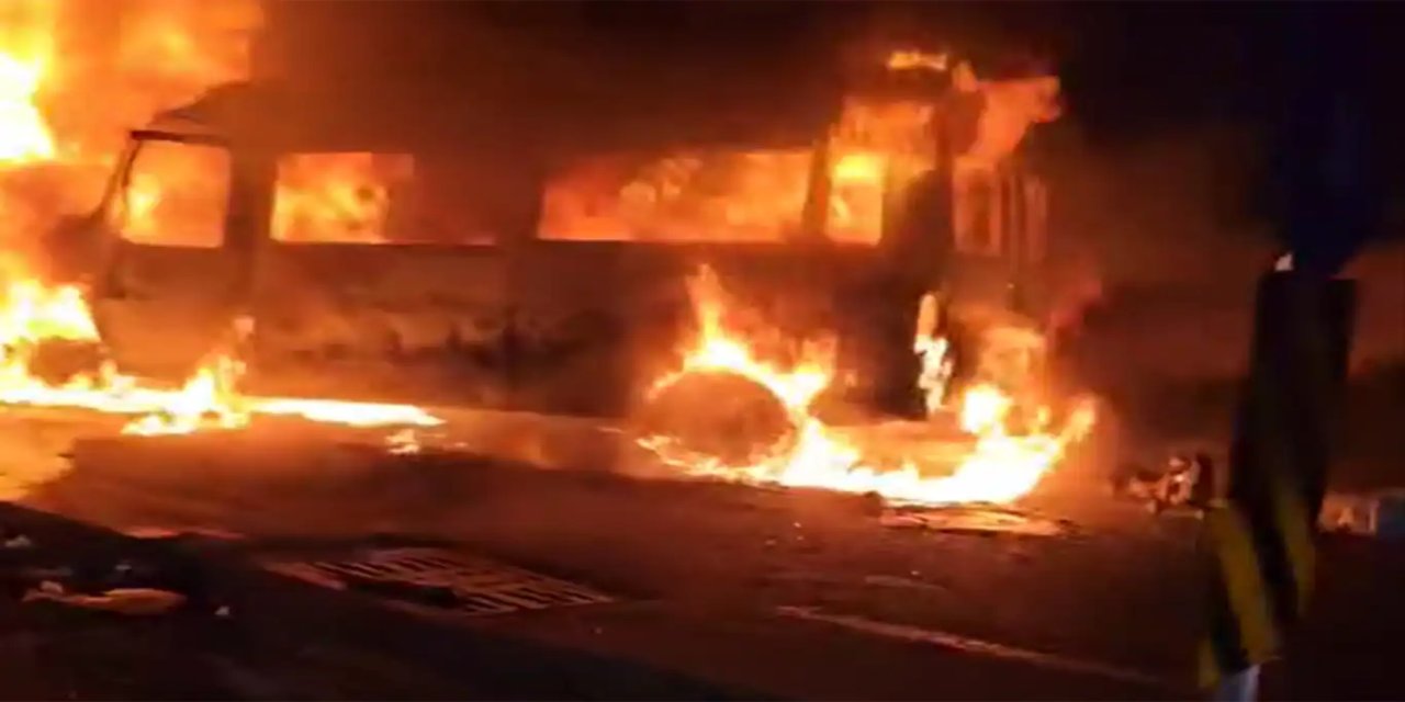 Diyarbakır'da kamyonet ile minibüs kafa kafaya çarpıştı: 11 yaralı