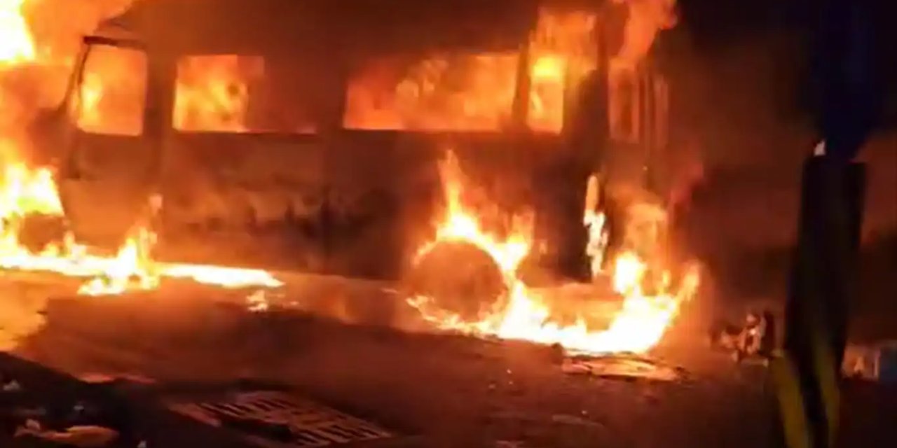 Diyarbakır'da kamyonet ile minibüs kafa kafaya çarpıştı: 11 yaralı