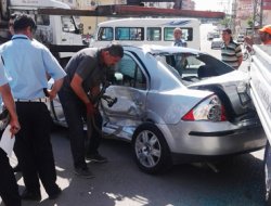 Trafik kazasında bayan polis yaralandı