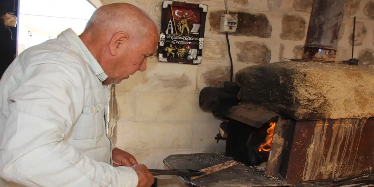 65 yıllık demirci ustası, hem işini hem de ibadetlerini aksatmadan yapıyor