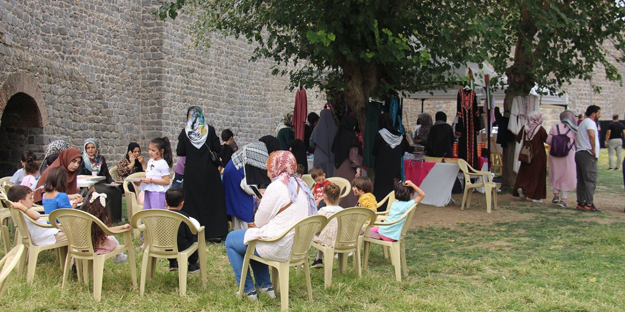 Diyarbakır'daki İslami STK'ların "Filistin'e ses ver" standı ziyaretçilerini ağırlıyor