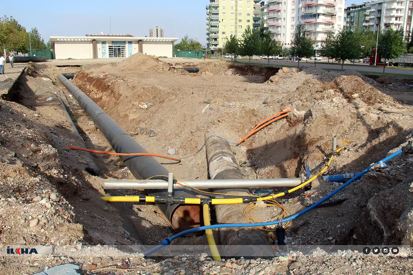 Diyarbakır'da yarım bırakılan çalışma çevre esnafını canından bezdirdi