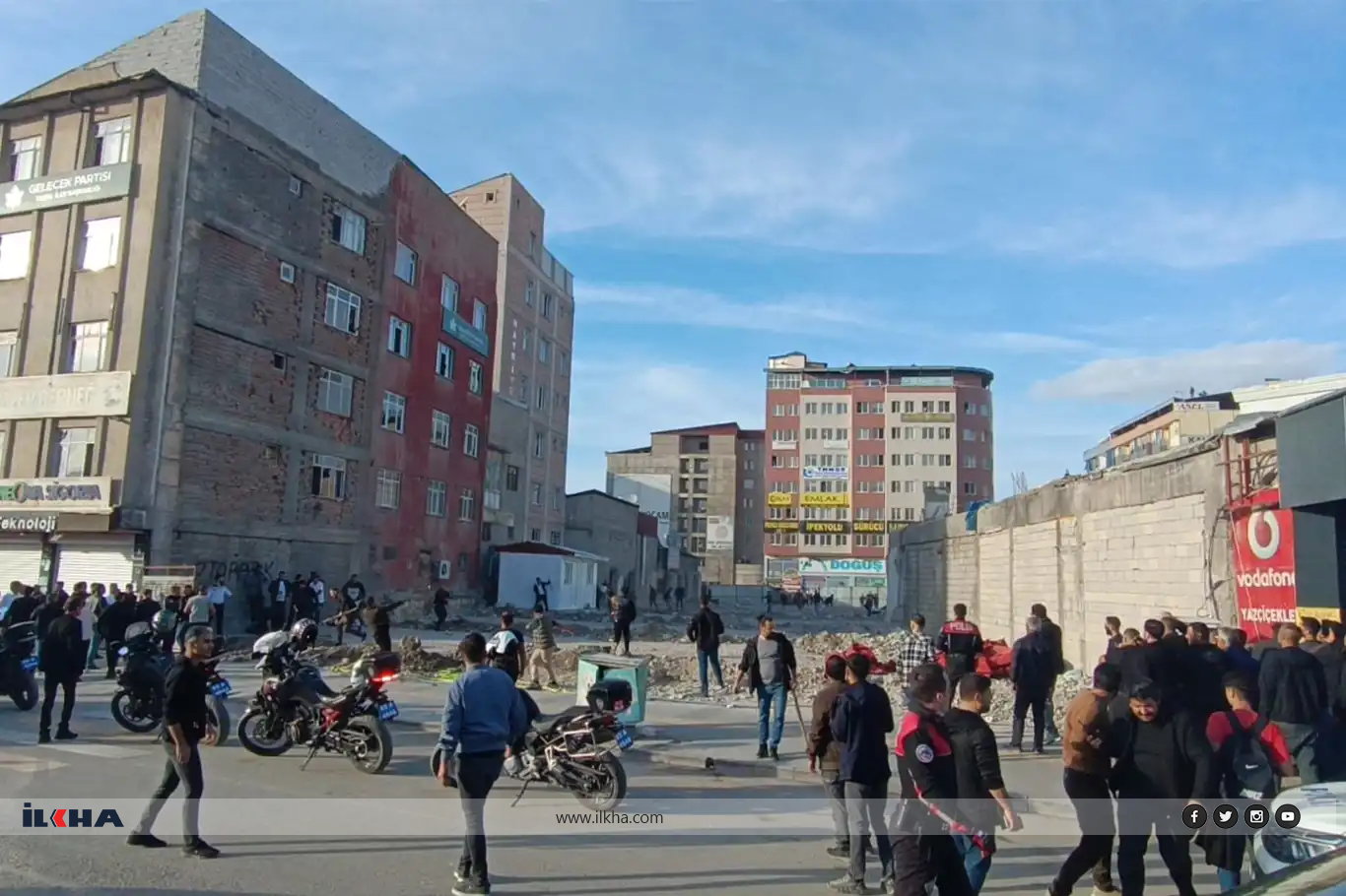 Li Wanê di navbera du koman de bi dar û keviran şer derket