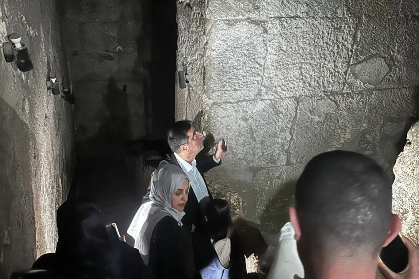 HÜDA PAR Milletvekili Ramanlı, Dara'yı telefon ışığıyla gezmek zorunda kaldı