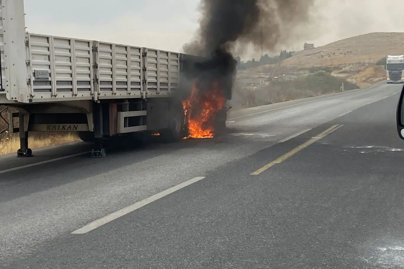 Mardin Nusaybin’de seyir halindeki demir yüklü tırın dorsesi alev aldı