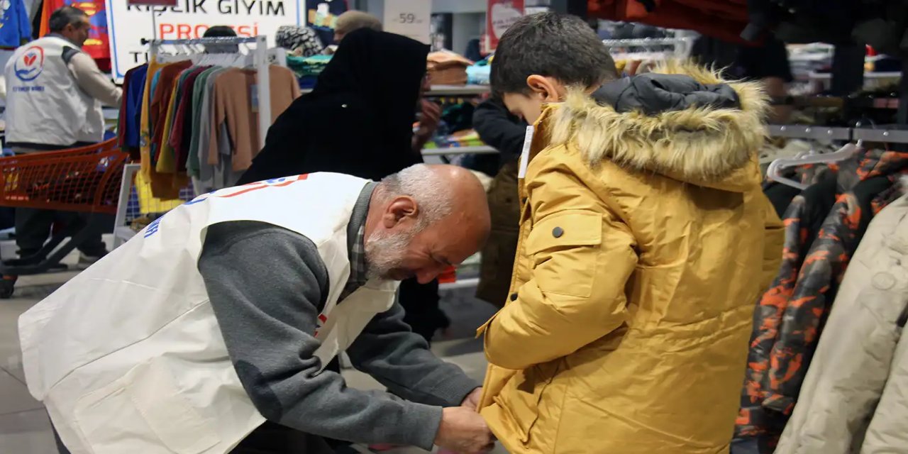 Yetimler Vakfı "Bir Mont Bir Bot" projesiyle yüzlerce yetimi giydiriyor