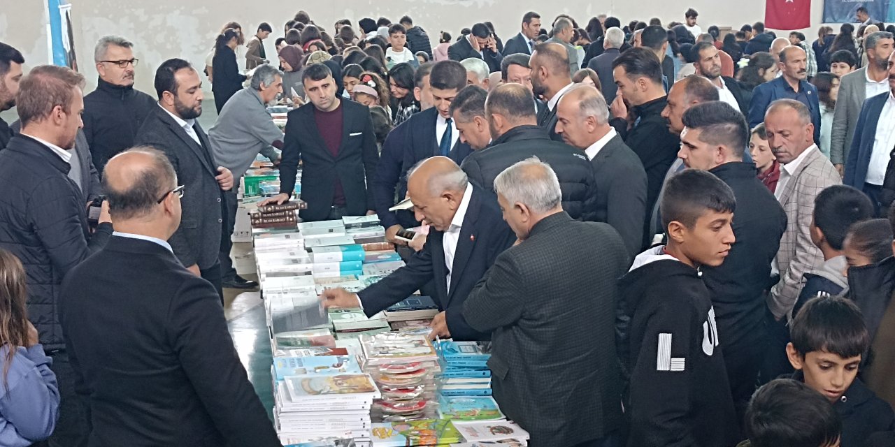 Çınar 1. Kitap Fuarı başladı