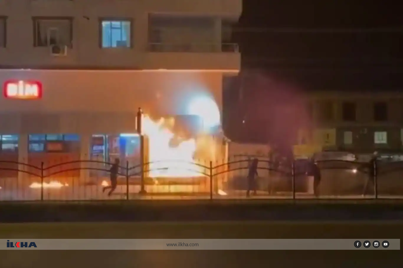 Di marketê re dema ku mişterî di nav de bûn molotof hat avêtin