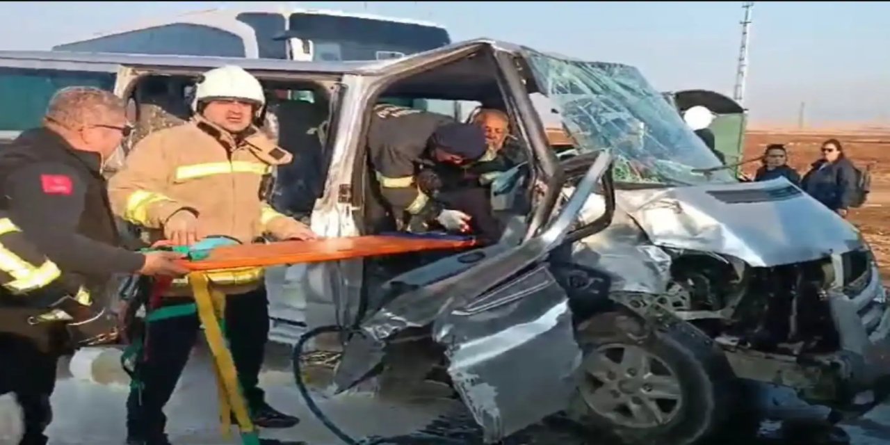 Mardin’de yolcu otobüsü ile minibüs çarpıştı: 5 yaralı