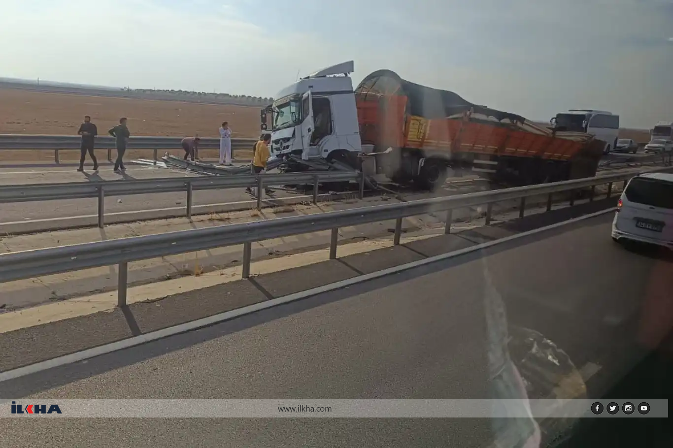 Mardin Nusaybin’de sığır yüklü tır bariyerlere çarptı