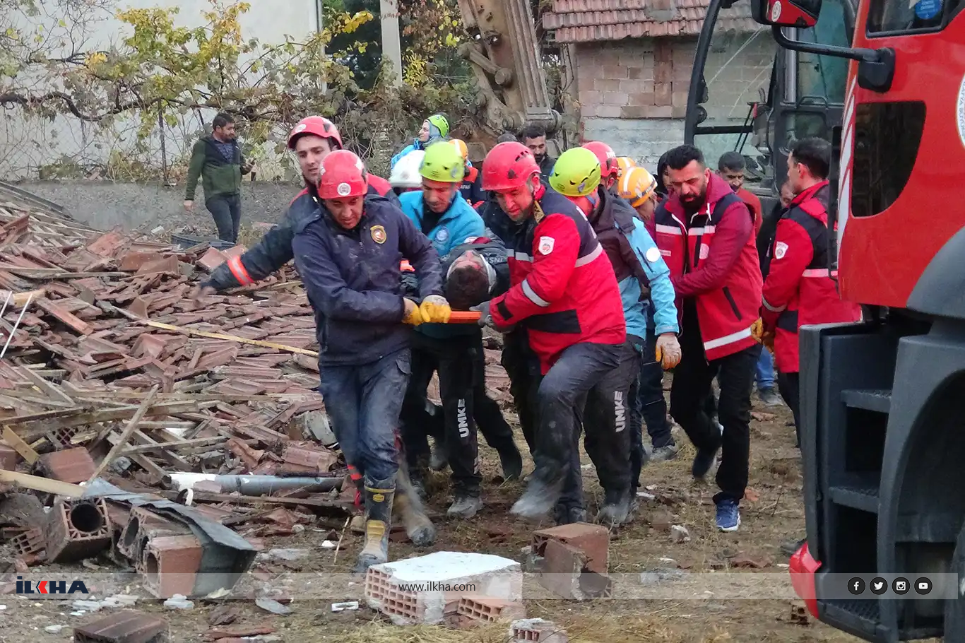 Çöken binanın enkazında kalan kepçe operatörü kurtarıldı