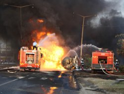 Petrol yüklü TIR alev alev yandı