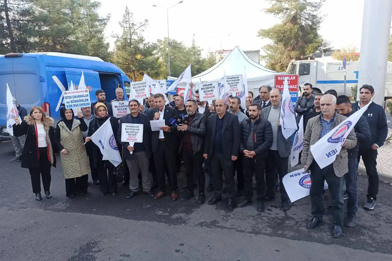 Diyarbakır Memur-Sen'den işten çıkarılan belediye işçilerine destek