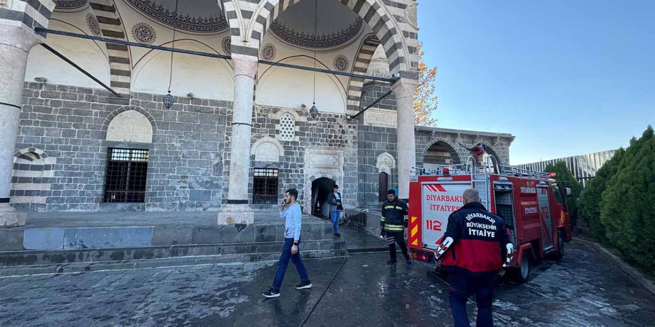 Li Mizgefta Qurşunlu ya Diyarbekirê di nimêja înê de şewat derket