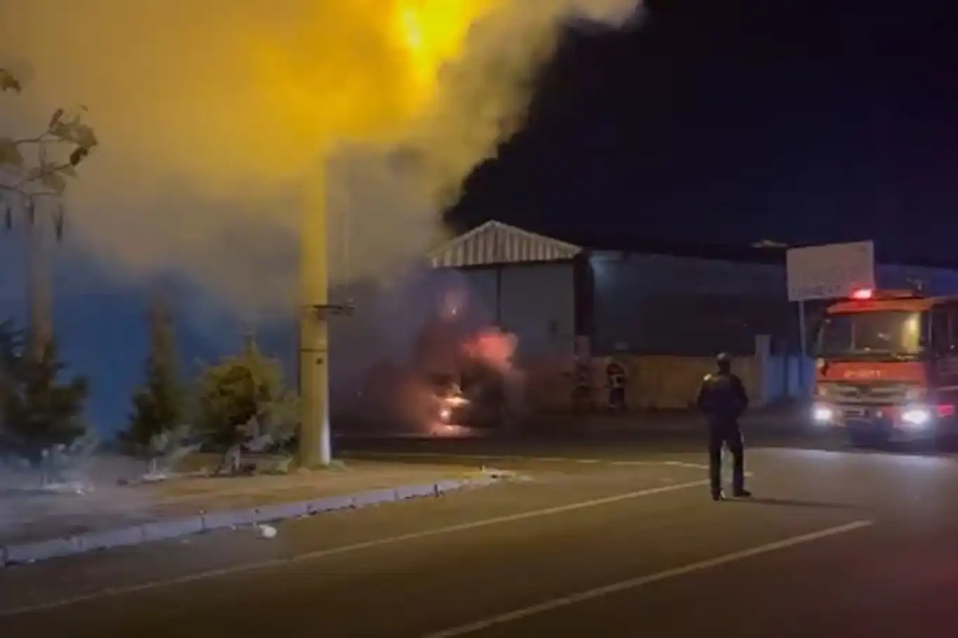 Diyarbakır'da park halindeki tır alev aldı