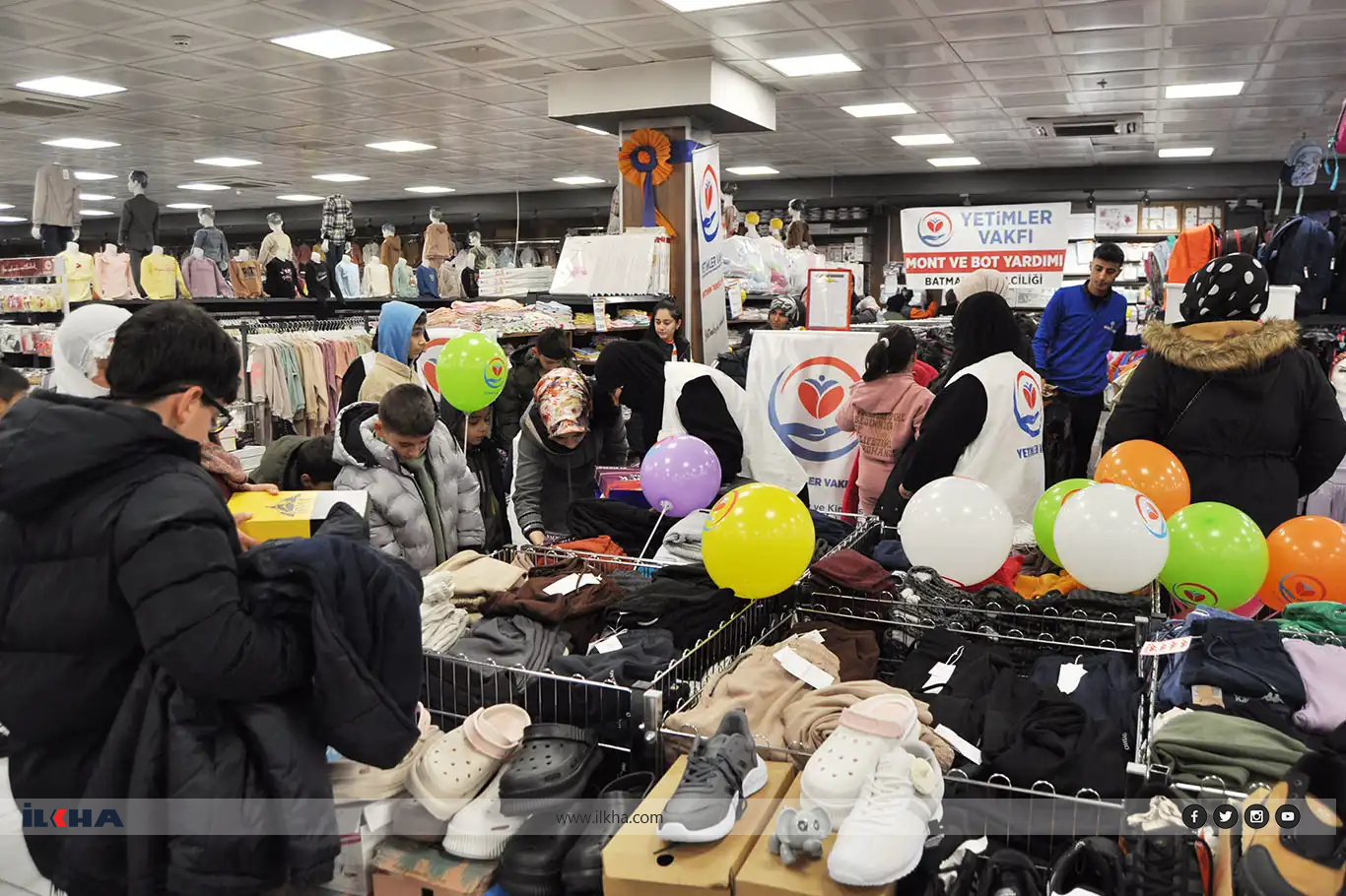 Yetimler Vakfı Batman'da yüzlerce yetime kışlık mont ve bot yardımı yaptı