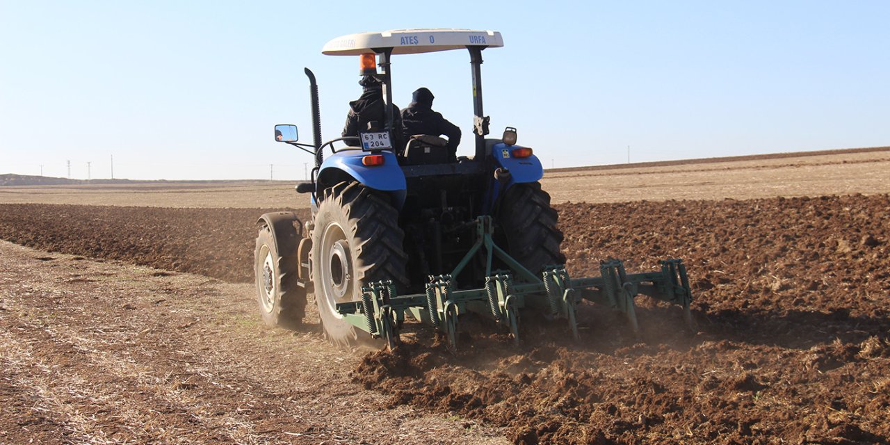 Çınarlı çiftçilerin ekim çalışmaları devam ediyor