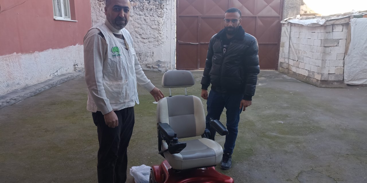 Umut Kervanı 'Dünya Engelliler Günü'nde engelli vatandaşa akülü tekerlekli sandalye hediye etti