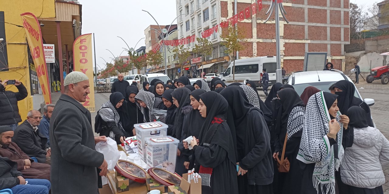 HÜDA PAR Çınar Kadın Kolları ve medrese öğrencilerinden Yetimler Vakfı'nın standına ziyaret.