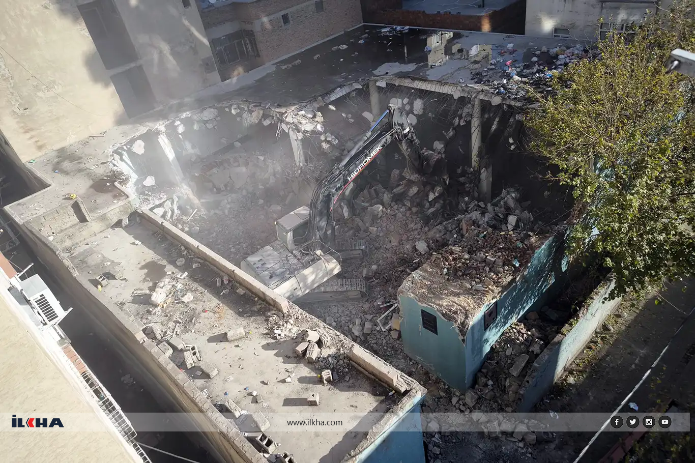 Diyarbakır'da ağır hasarlı cami yıktırıldı