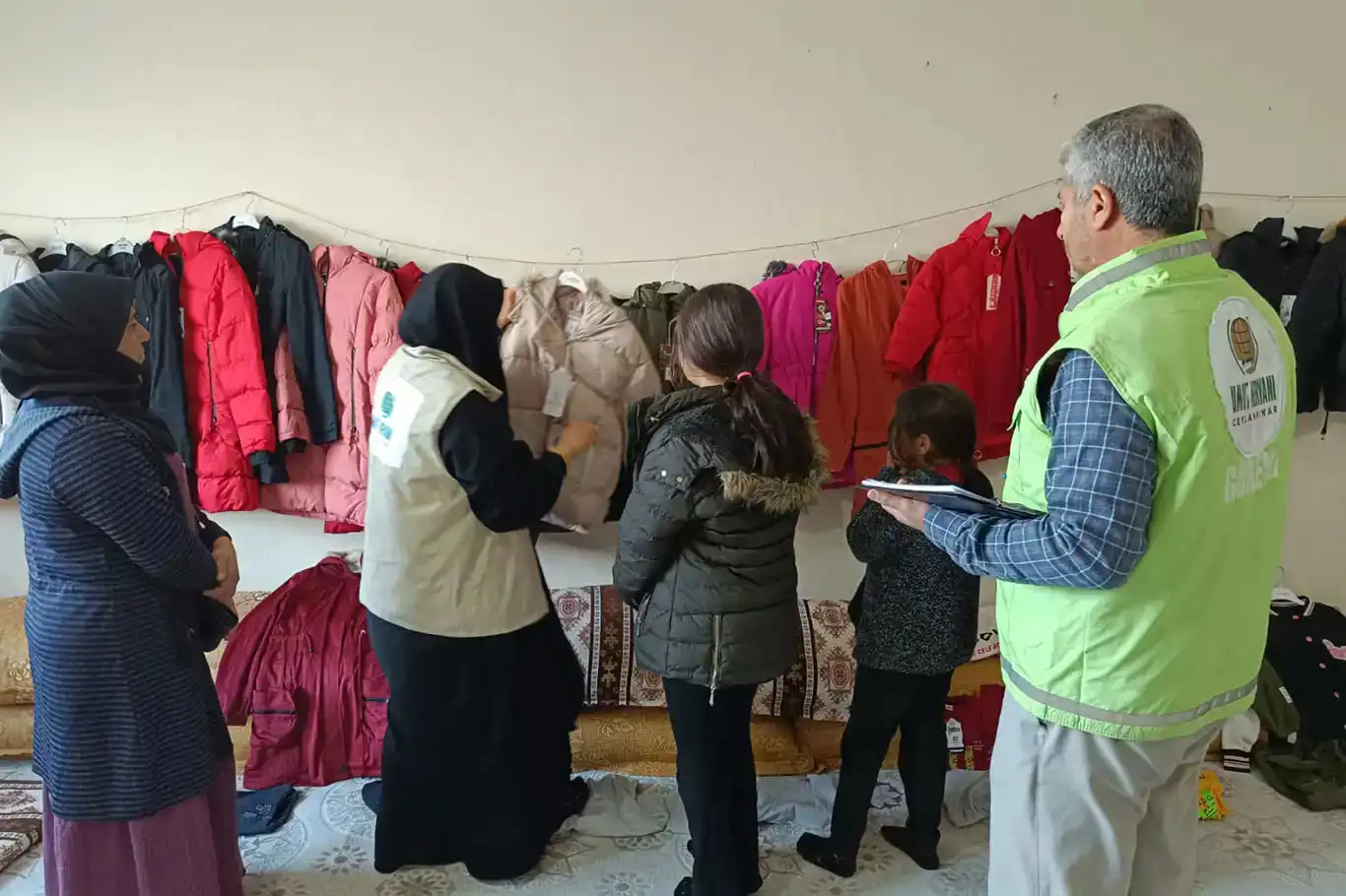 Weqfa Karwanê Hêvîyê li Serî Kanîyê cil û zexîreyan belav kir