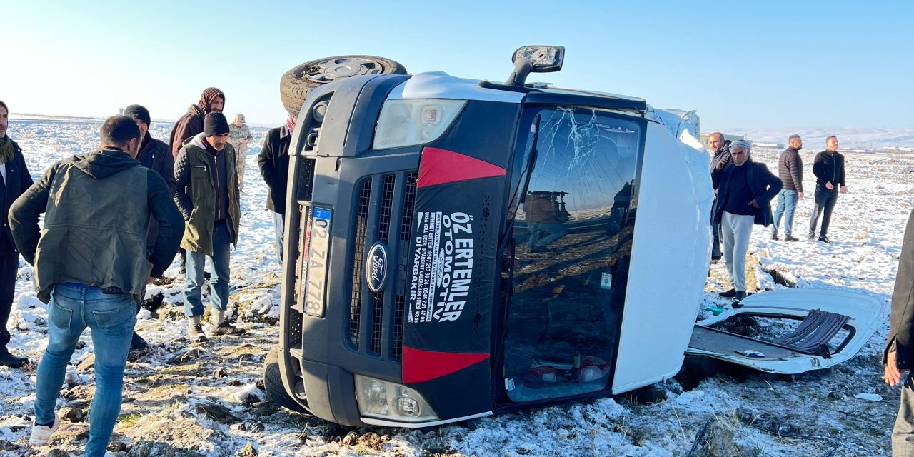 Çınar'da öğretmen servisi kaza yaptı, 12 yaralı