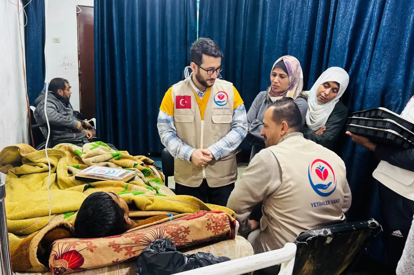 Ekîba tenduristî Ya Weqfa Êtîman li Xezzeyê birîndaran zîyaret kir