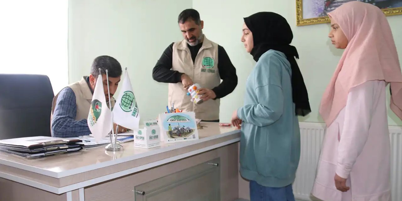 Minik çocuklar, kumbaralarında biriktirdikleri parayı Gazze'ye bağışladı