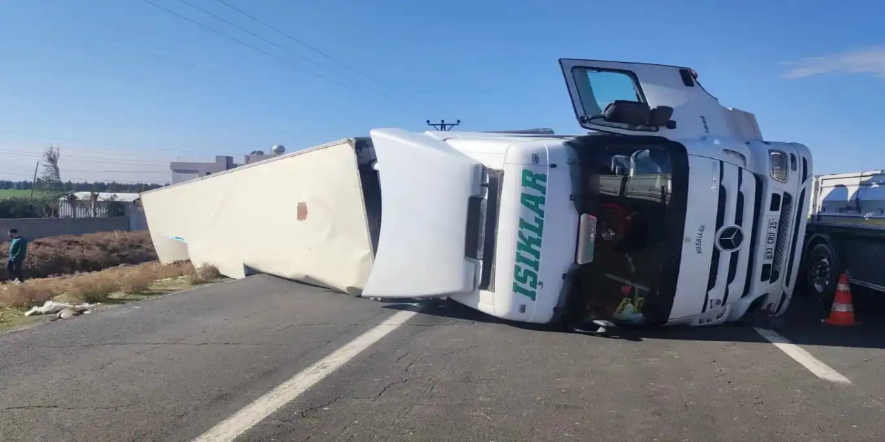 Li Nisêbînê qamyoneke penêr barkirî qelibî