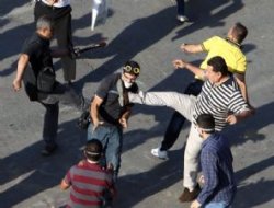 CHP'li eski Vekil Çetin Soysal eylemcilere saldırdı