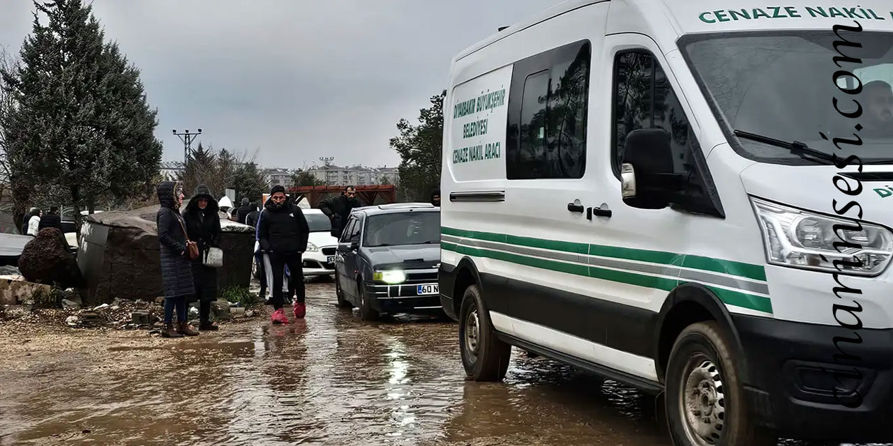 Diyarbakır Yeniköy Asri Mezarlığı ve çevresi çamur deryasına döndü