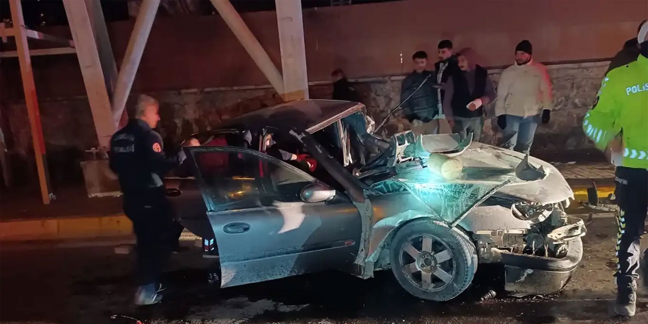 Urfa Haliliye'de otomobil üst geçite çarptı 1 ölü, 1 yaralı