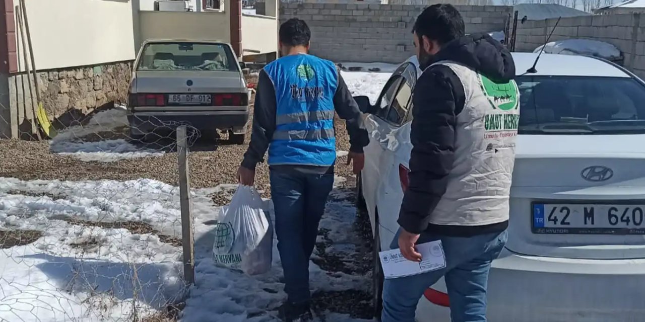 Umut Kervanı'ndan Erciş'te ihtiyaç sahiplerine nakdi ve gıda yardımı