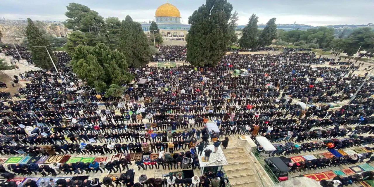 Digel astengîyên îşxalkeran, 90 hezar misilman li Mescîda Eqsayê sef girtin