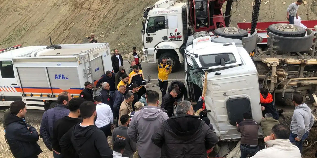 Siirt Kurtalan Yeşilkonak köyü mevkiinde beton mikseri devrildi, 1 ölü
