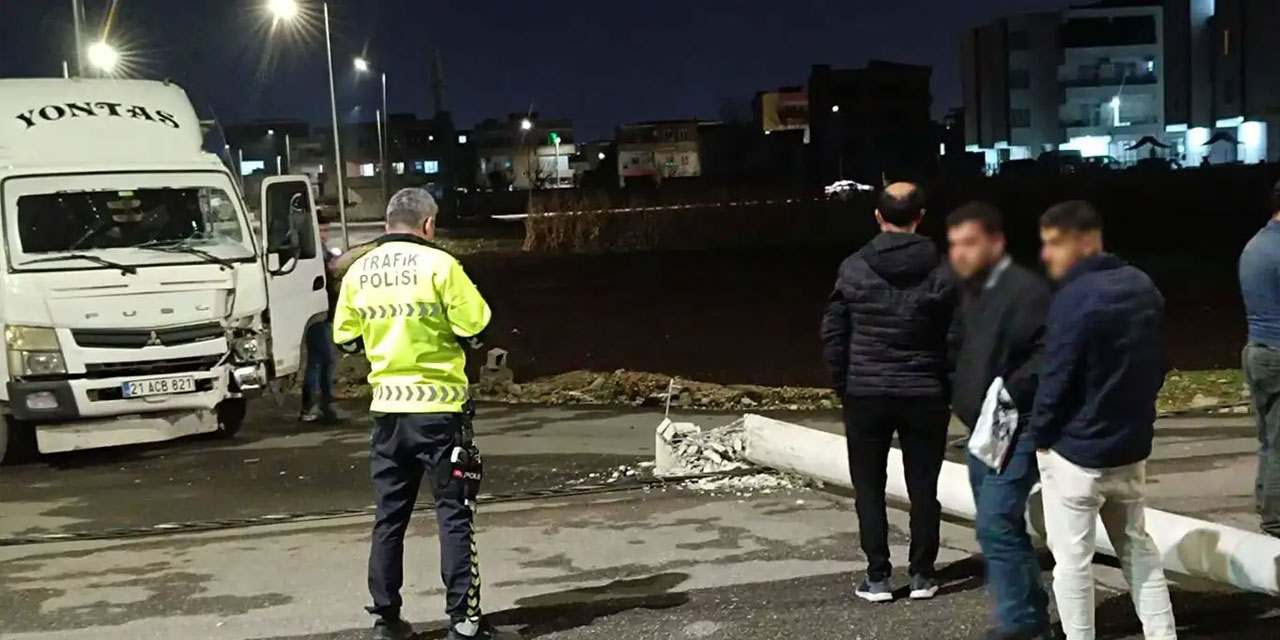 Batman Komando Caddesi'nde kamyonet, elektrik direğine çarptı