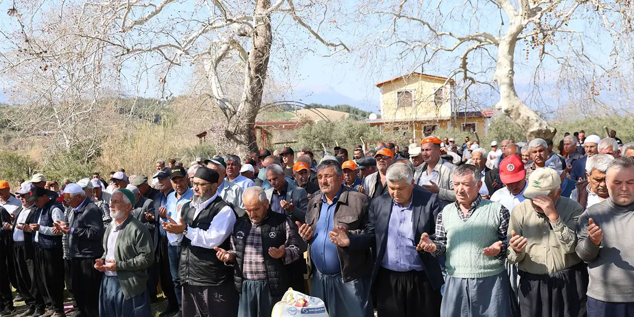 Adana Karaisalı Kuyucu Mahallelisi yağmur duasına çıktı