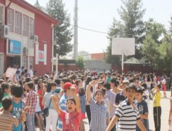 Diyarbakır'da 454 bin öğrenci karne heyecanı yaşadı