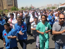 Hastane çalışanları yolu trafiğe kapattı