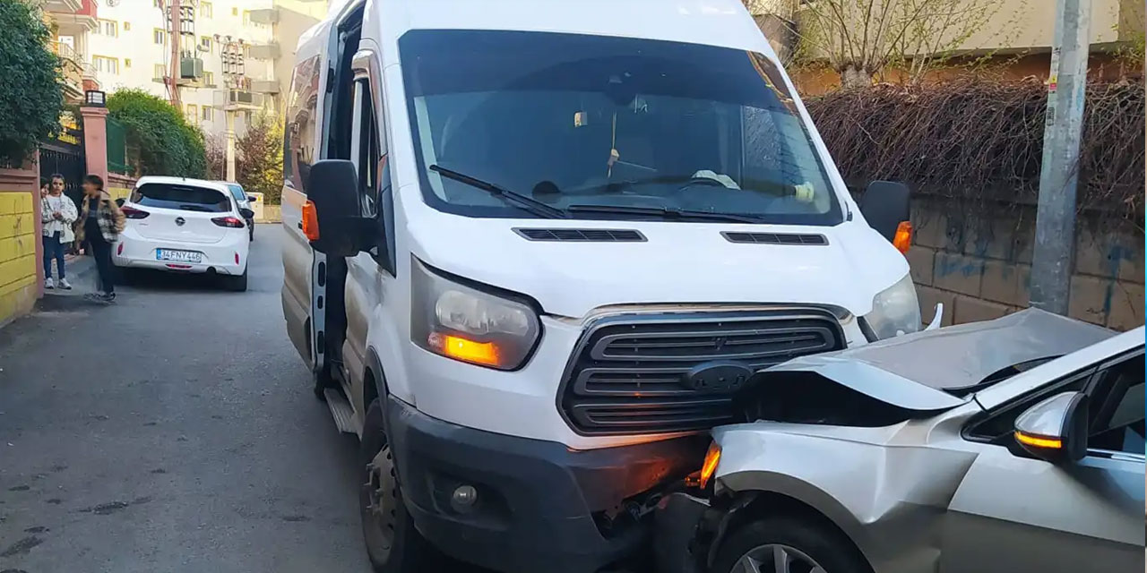 Batman Ömer Muhtar Bulvarı'nda minibüs ile otomobil çarpıştı, 3 yaralı