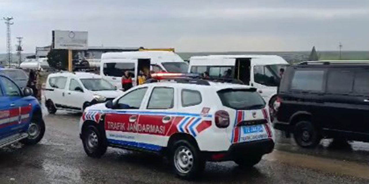 Batman'da Beşpınar Ortaokulu öğretmenlerini taşıyan minibüs kaza yaptı, 5 yaralı