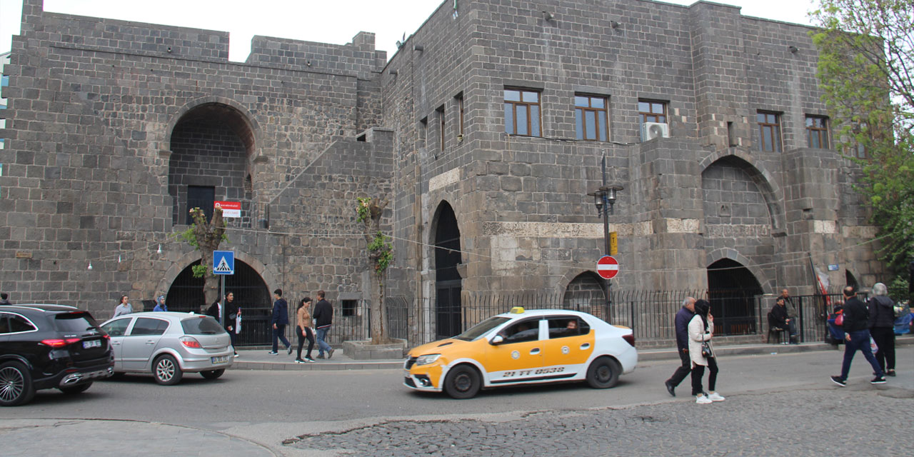 Diyarbakır'da tarihi cami yapılarının ticaret amaçlı kullanılması tepkilere neden oldu