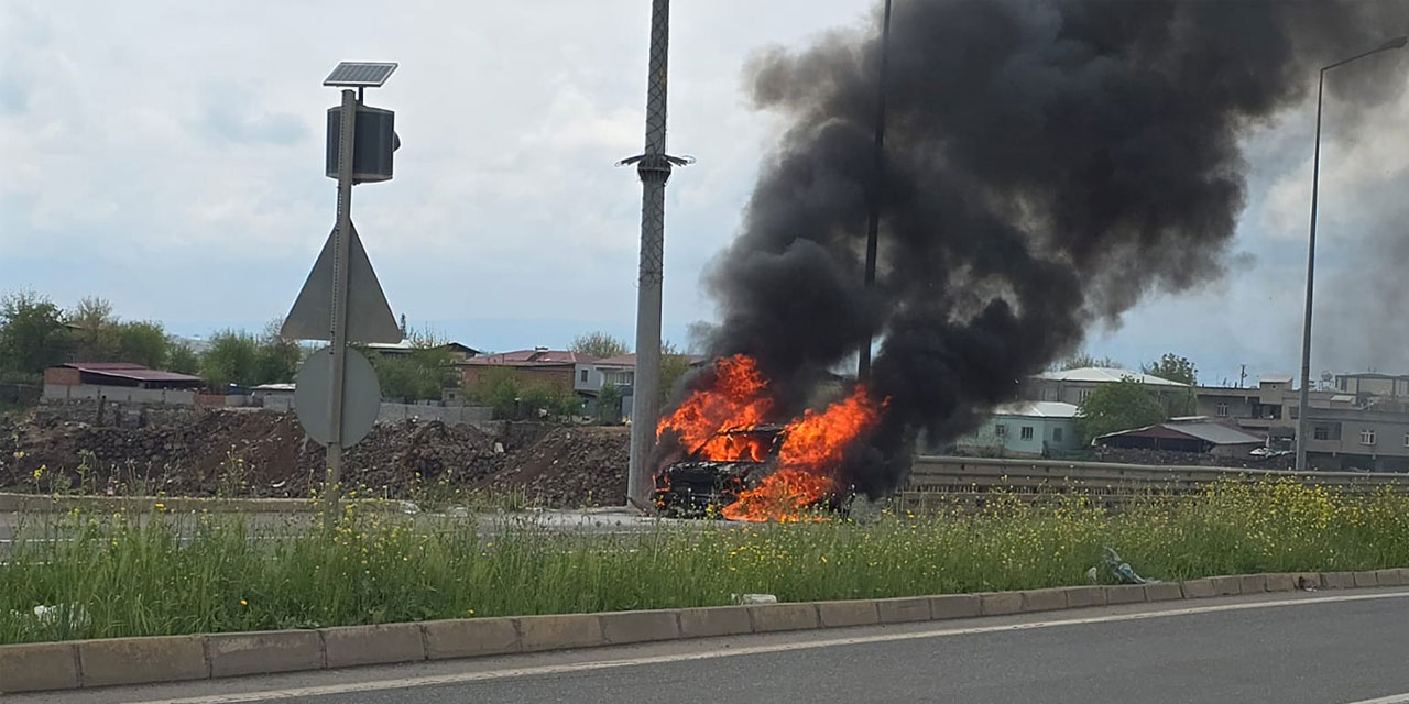 Diyarbakır Bağcılar Mahallesi Kamışlı Bulvarı'nda alev alan araç küle döndü