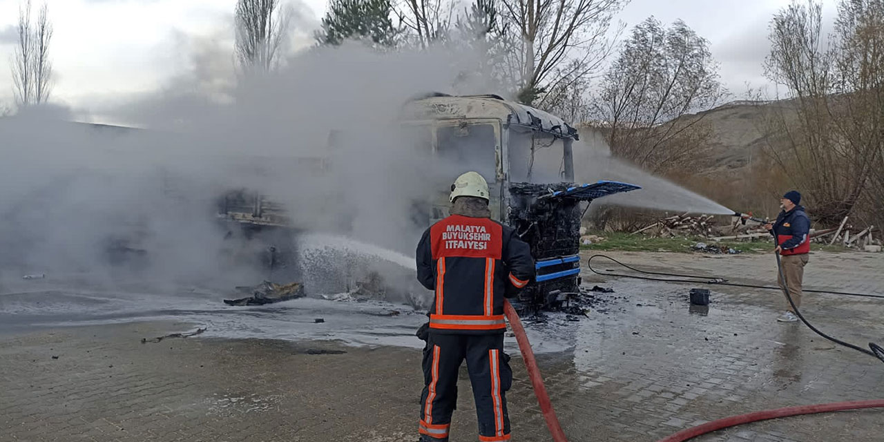 Sivas'ın Gürün ilçesinde park halindeki tır küle döndü