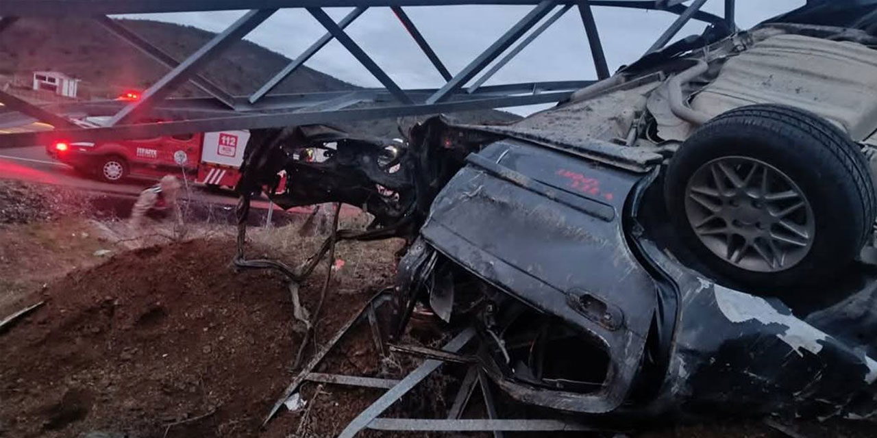 Bingöl Diyarbakır yolu Yayla köyü mevkiinde otomobil direğe çarptı, 1 ölü 1 yaralı