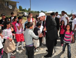 Rektör Battal, Şahgeldi Köyü'nde karne dağıttı