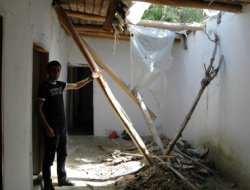 Tek başına harabe evde kalıyor