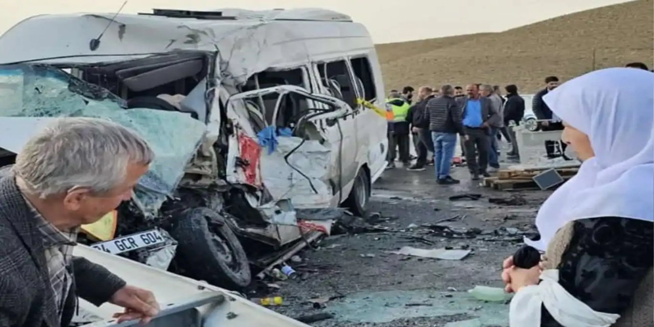 Li Wanê mînîbûsa rêwîyan û qamyonet li hev qelibîn: 6 mirî, 8 birîndar