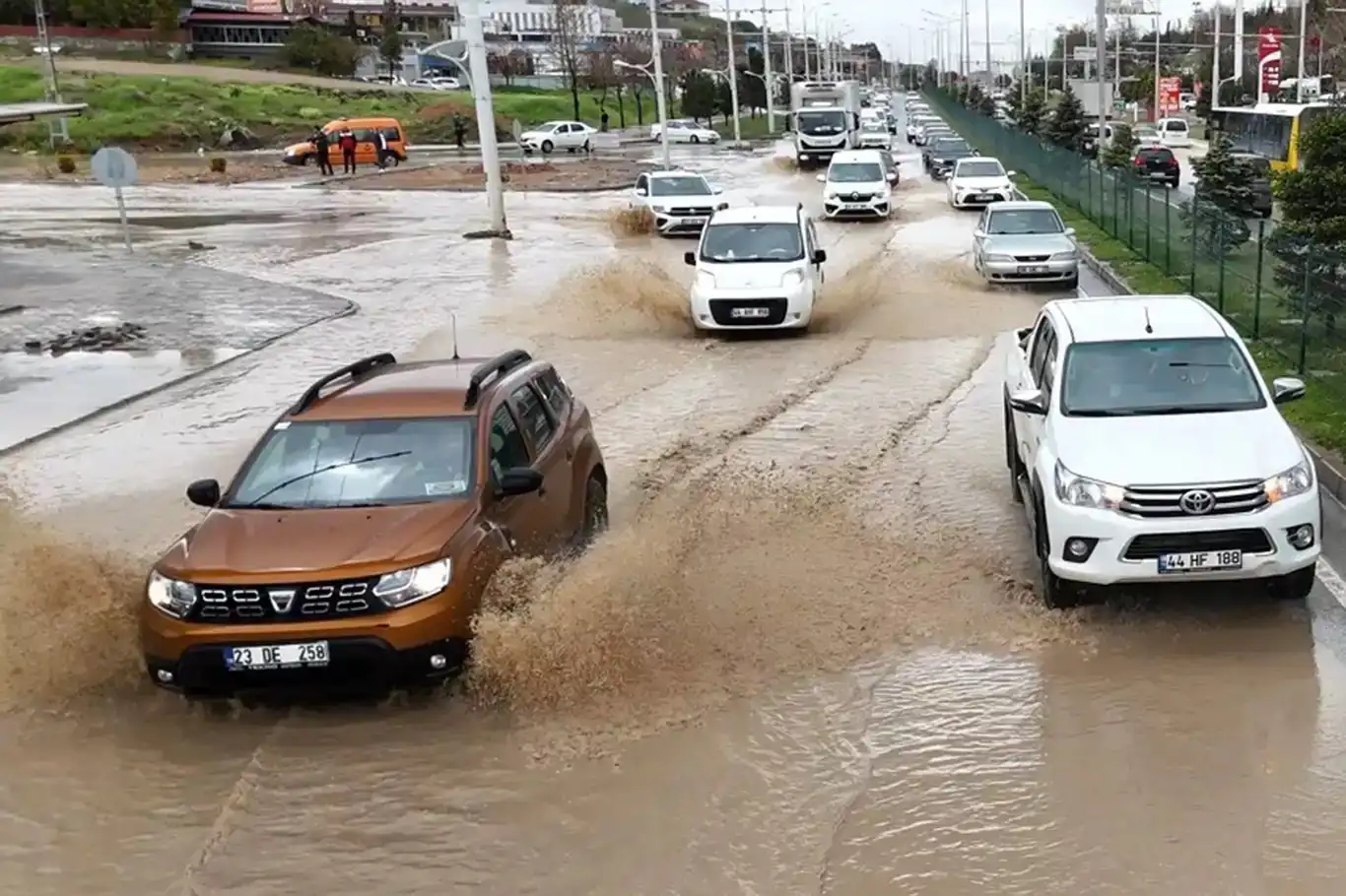 Li Meletîyê piştî barana gurr cedde û kolan di bin avê de man