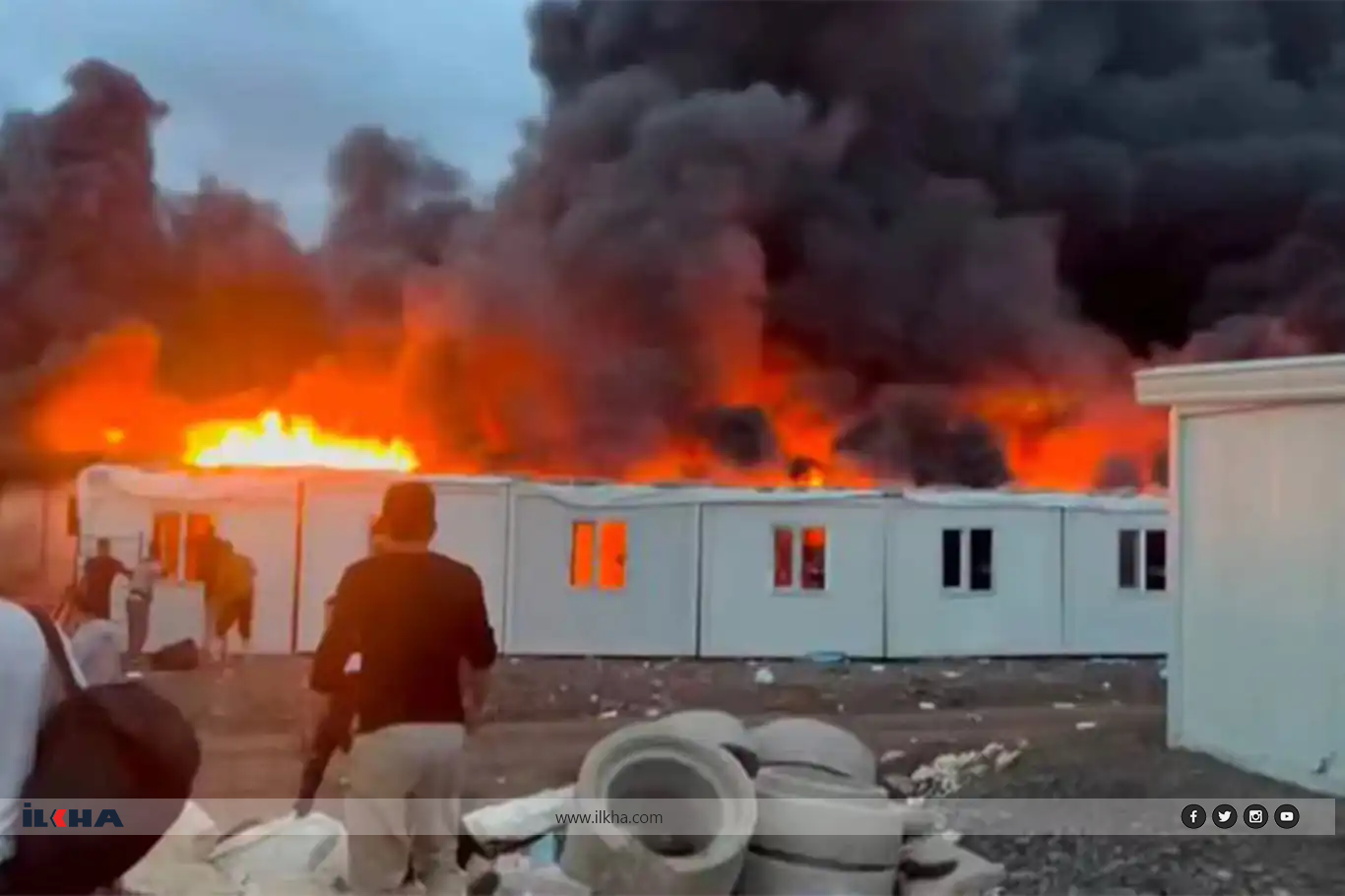 Li Sêweregê 50 qonteynirên ku karker di nav de diman şewitîn